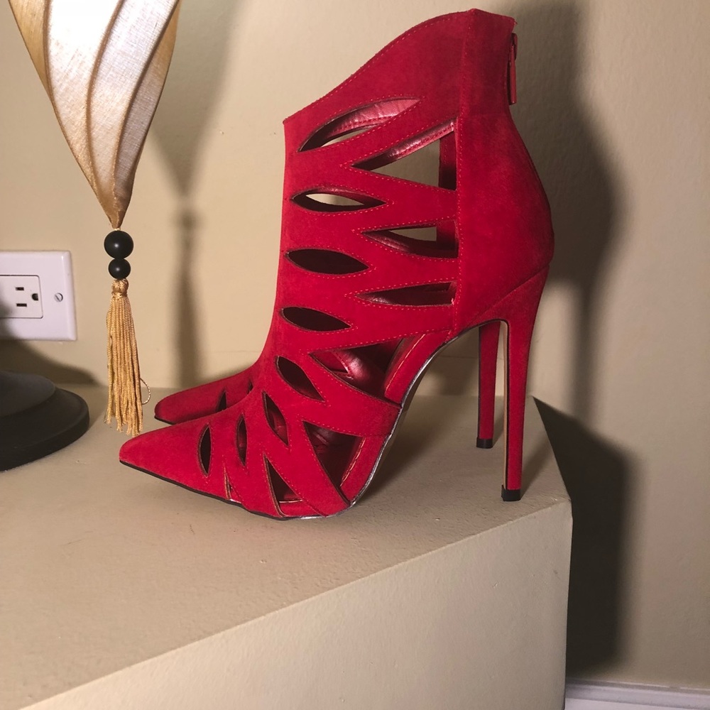 *Brand new* Women’s 7.5 Alba heels in Red